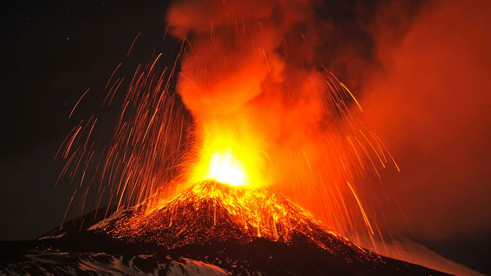 На Сицилии проснулся вулкан Этна (видео)