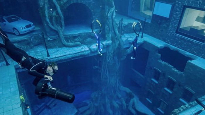 В Дубае открыли самый глубокий в мире бассейн для дайвинга с затонувшим городом (видео)