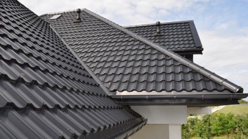 Почему металлочерепица – лучший выбор для крыши дома?
