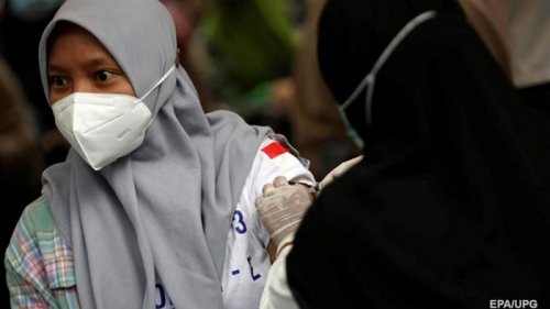 В Индонезии медиков после вакцины Sinovac привьют препаратом Moderna