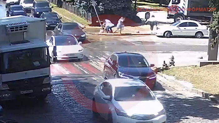 В Днепре на тротуаре девушка по шею провалилась в яму с водой (видео)