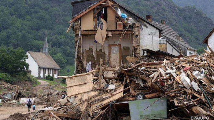 Число жертв наводнения в Германии достигло 169 (фото)