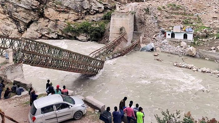 В Индии камнепад разрушил мост, есть жертвы (видео)