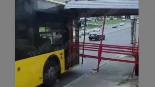 В Киеве остановка влетела в троллейбус