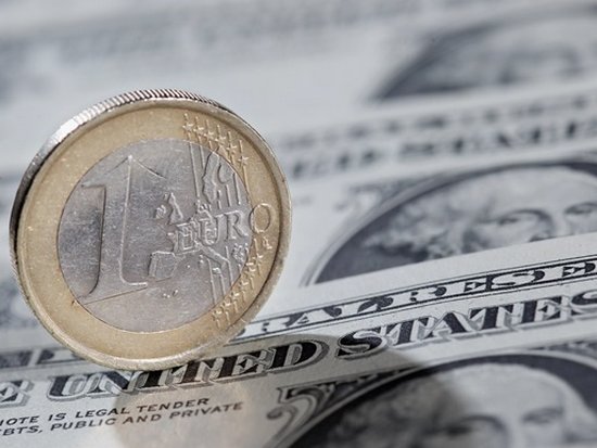 По итогах референдума в Италии евро упал по отношению к доллару