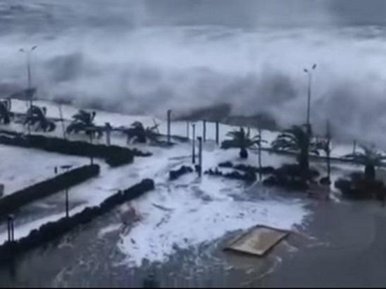 Шторм в Сочи: морские волны затопили первые этажи отелей (видео)
