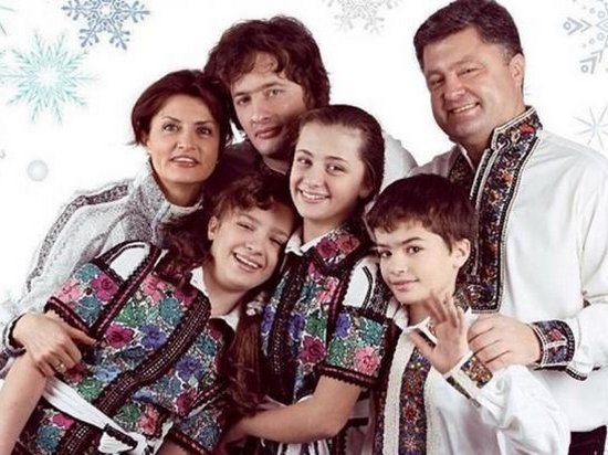 В сети опубликовали фреску Порошенко с семьей (фото)