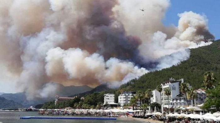 Пожары в Турции. Огонь добрался до курортного Мармариса, эвакуировали два отеля (видео)