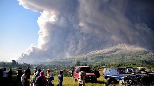 На Суматре вулкан засыпал города пеплом (видео)