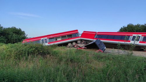 В Польше поезд врезался в грузовик и сошел с рельсов, есть пострадавшие (фото)