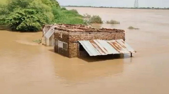 Китай и Индию затопили мощные наводнения (видео)