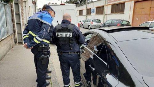 Во Франции обстреляли полицейских