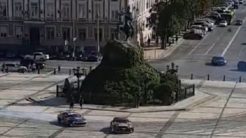 На Софиевской площади в Киеве устроили дрифт (видео)