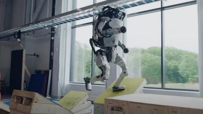 Роботы Boston Dynamics впечатлили паркур-трюками (видео)