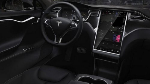 США начали масштабное расследование работы автопилота Tesla
