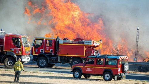 На юге Франции лесные пожары тушат сотни пожарных