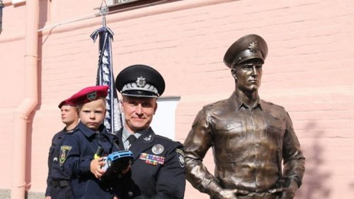 В Киеве появился памятник полицейскому (фото)