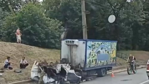 В Харькове фургон оторвался от кабины и врезался в авто (видео)