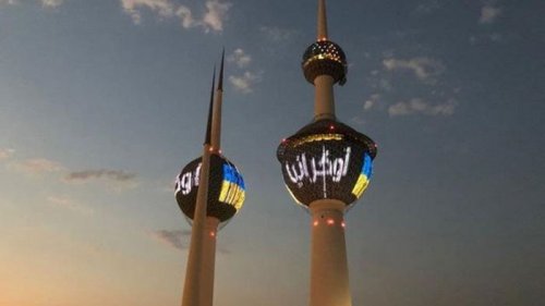 На Кувейтских Башнях появился сине-желтый флаг (фото)