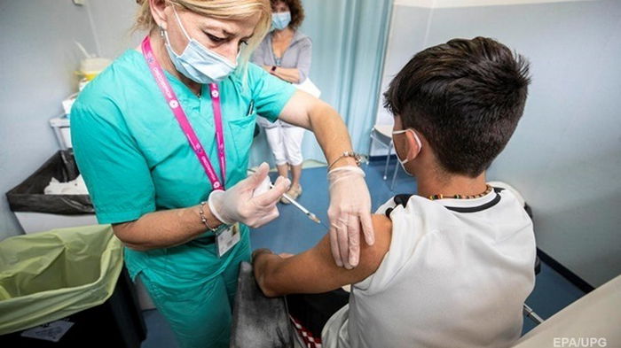 Великобритания начинает массовую COVID-вакцинацию подростков