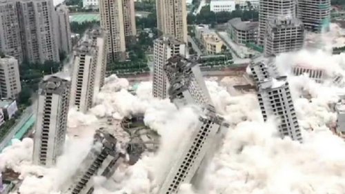 В Китае одновременно снесли 15 небоскребов (видео)