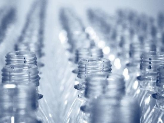 Учееные: Пластиковые бутылки опасны для мужского здоровья