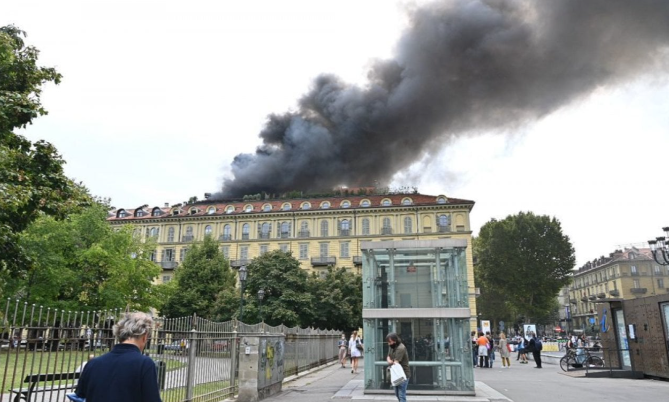 В центре Турина загорелось историческое здание: есть пострадавшие (видео)
