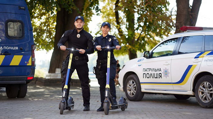 В Украине полицейские начнут патрулировать улицы на самокатах