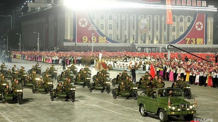 В КНДР прошел ночной военный парад (фото)