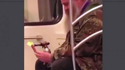 В метро Киева пассажир пожарил сосиску (видео)