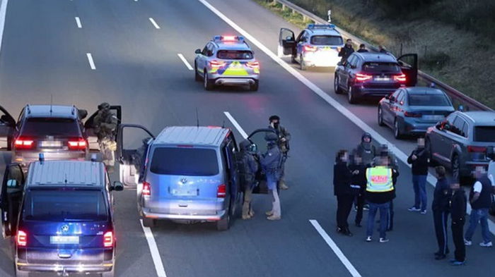 В Германии вооруженный человек захватил туристический автобус