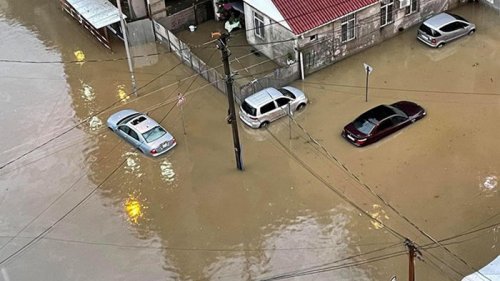 В Грузии ливень затопил улицы в курортном городе (фото)