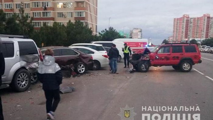 В Черноморске подросток за рулем протаранил шесть авто (фото)
