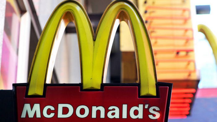 McDonald's во Франции начал продавать воду из-под крана в стаканах. Разгорелся скандал