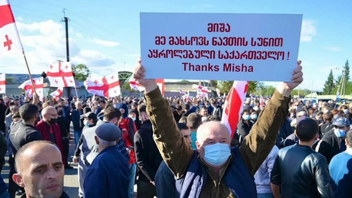 В Грузии сотни людей окружили тюрьму, где находится Саакашвили