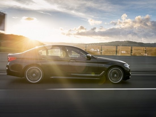 Компания BMW представила мощный обновленный седан M550i xDriveм