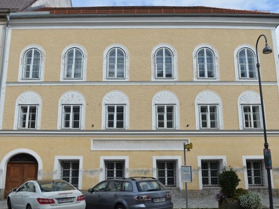 Австрийский парламент разрешил конфисковать дом, где родился Гитлер