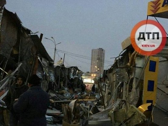 «Трактористы» в балаклавах уничтожили рынок в Киеве (видео)