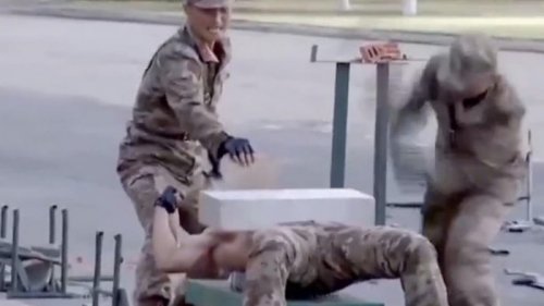 Военные КНДР показали, как ломают головой бетон (видео)