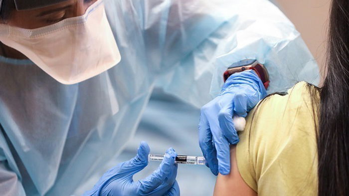 В США разрешат смешивать вакцины для бустерной COVID-прививки - NYT