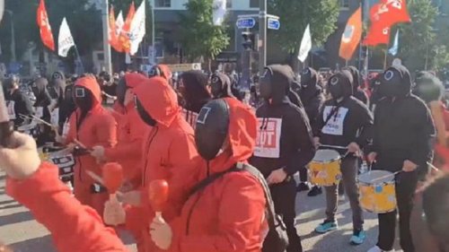 В Корее протестовали в костюмах из Игры в кальмара