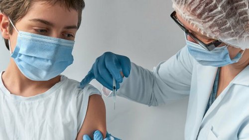 Минздрав расширил возможности для вакцинации детей в возрасте от 12 лет