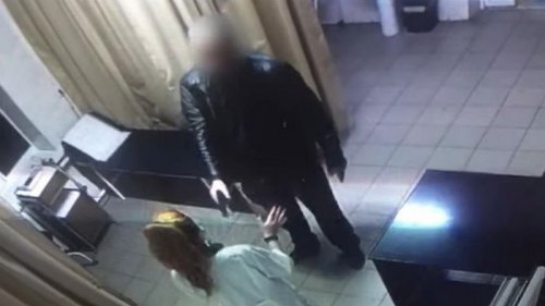 В больнице мужчина угрожал пистолетом медикам (видео)