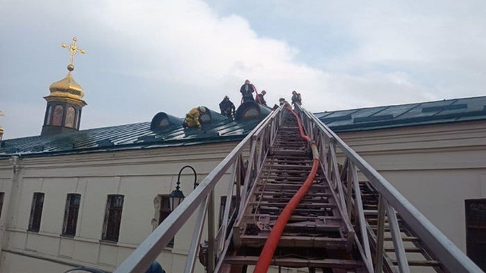 В Киеве возник пожар в Киево-Печерской Лавре (фото)