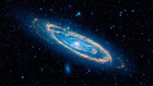 Астрономы выяснили, почему в центре галактика Андромеды имеет странную форму