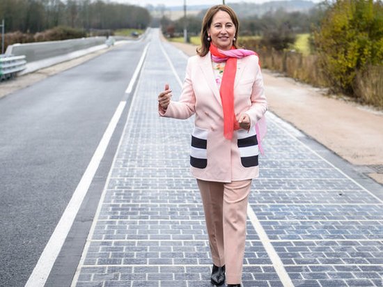 Во Франции открыли автотрассу из солнечных батарей