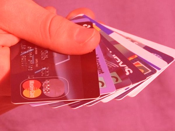 Появилась новая схема мошенничества с банковскими картами ПриватБанка и Ощадбанка