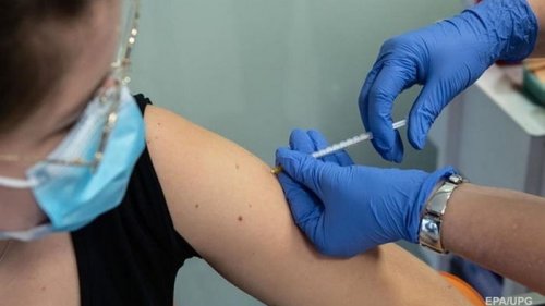 В Украине медиков и коммунальщиков обяжут вакцинироваться