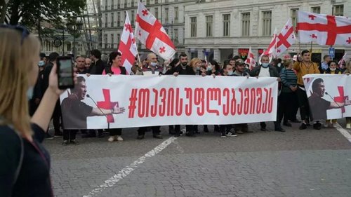 В Тбилиси забросали камнями участников митинга в поддержку Саакашвили