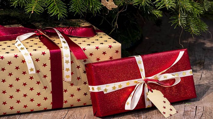 Какой купить новогодний подарок мужчине и женщине: несколько полезный идей